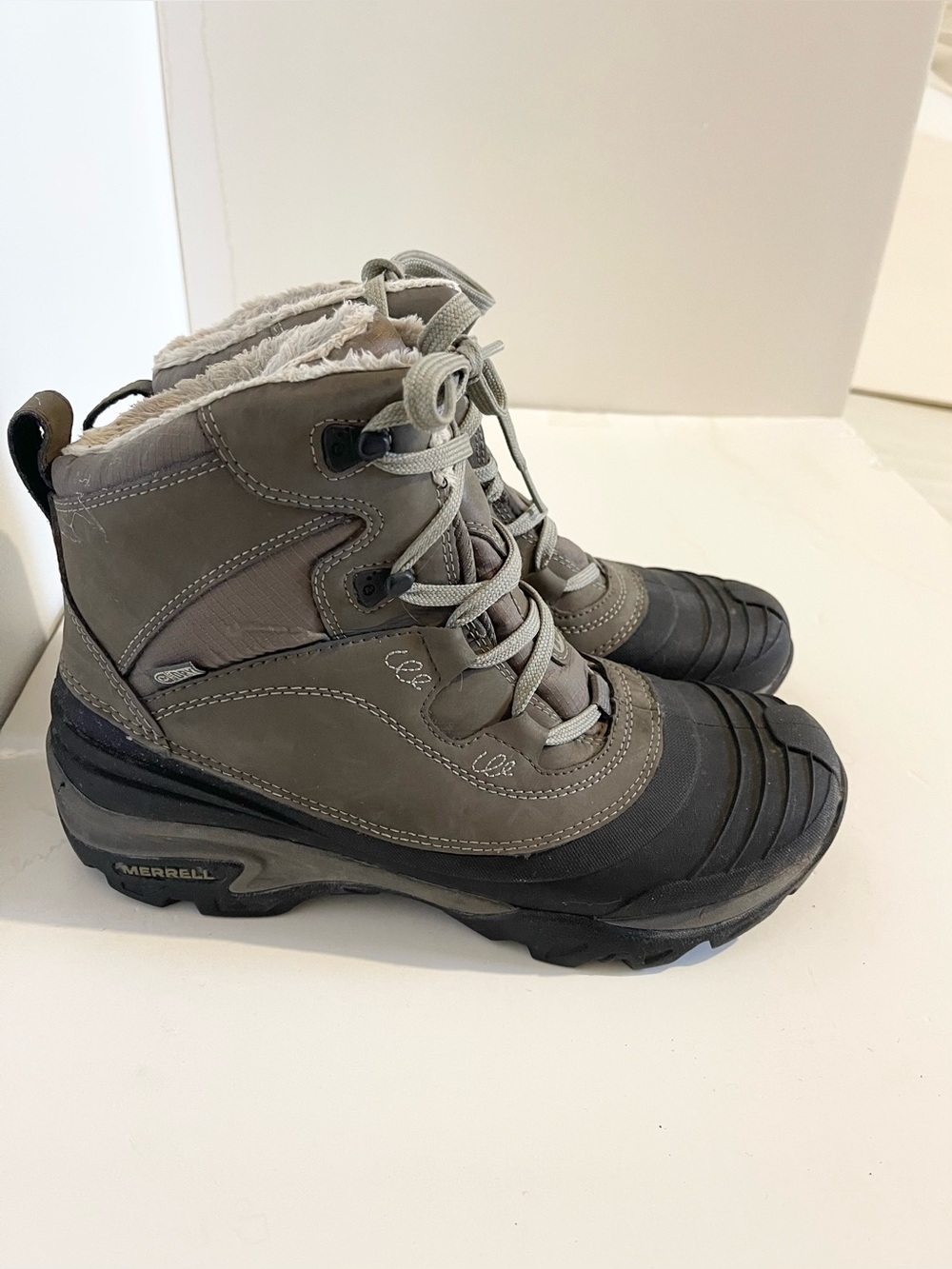 Merrell women’s Gray and Black Insulated Winter Boots